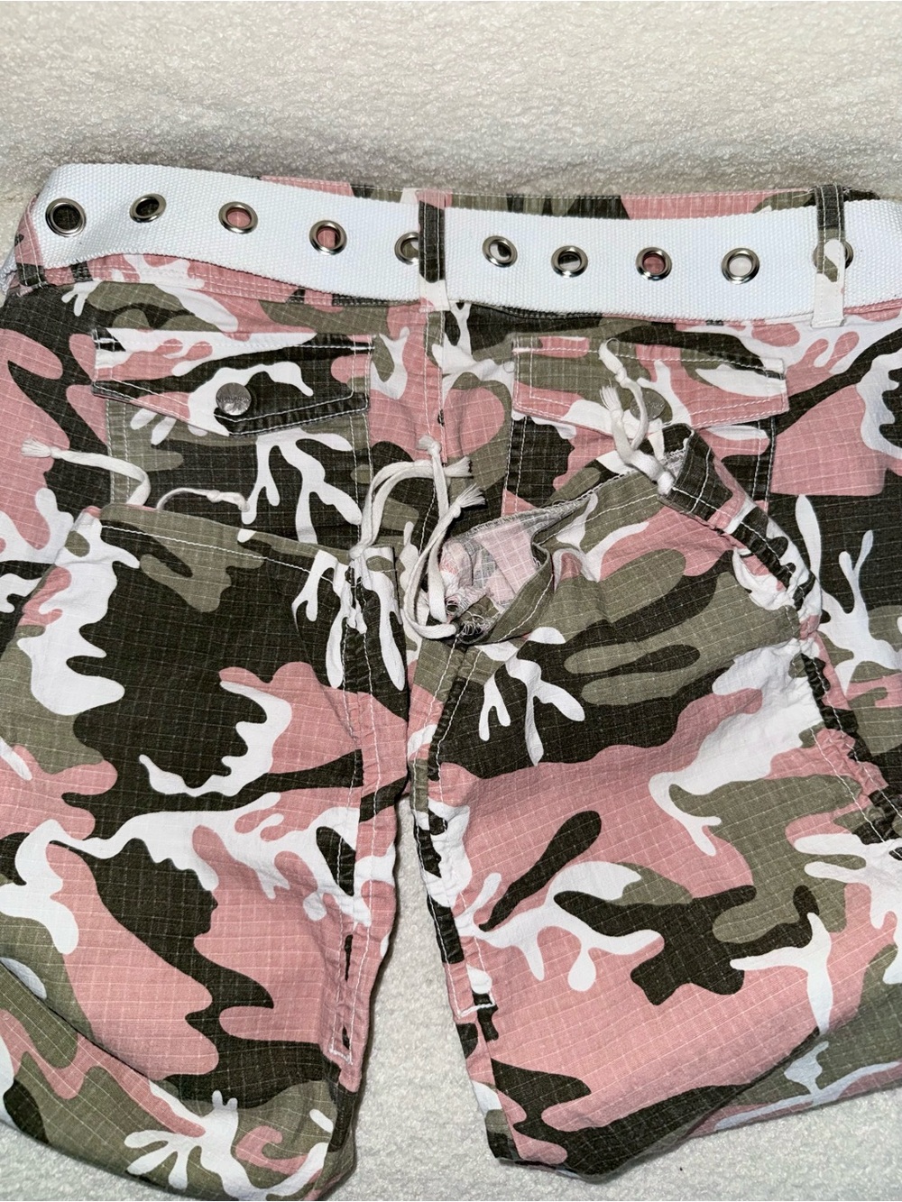 Younique Camouflage crop Capri pants NWOT belt size 9 Y2K Vintage - Picture 6 of 7